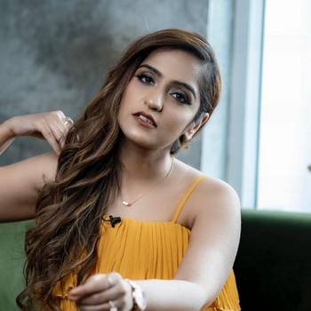 Asees Kaur smiling Biography
